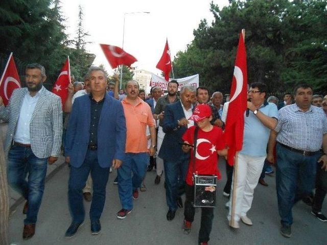 Emirdağlılar’ın Demokrasi Yürüyüşüne Binlerce Kişi Katıldı