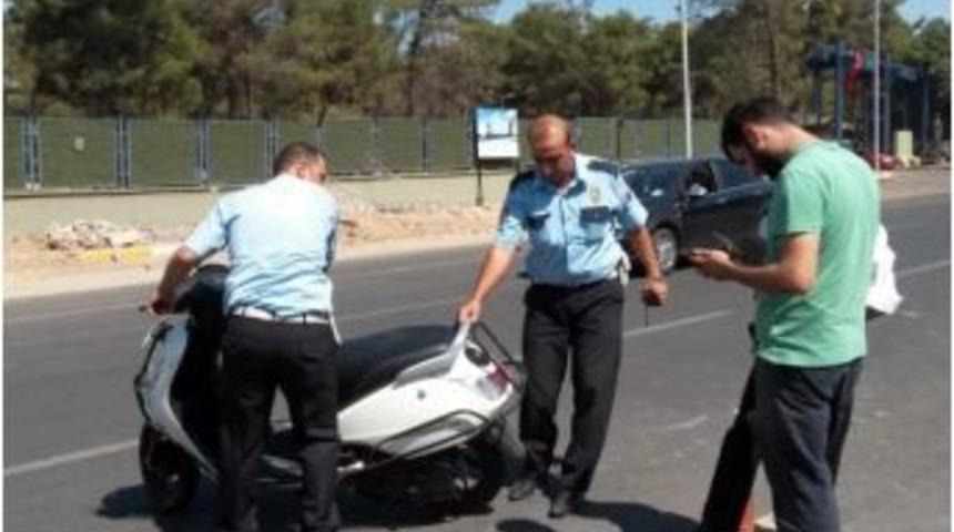 Otomobil Motosiklete &Ccedil;arptı: 2 Yaralı