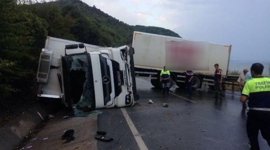 Alaplı&rsquo;da Nakliye Aracı Devrildi