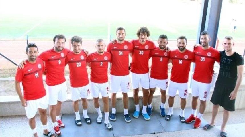 Bergama Belediyespor, 18 Futbolcuyu Renklerine Bağladı