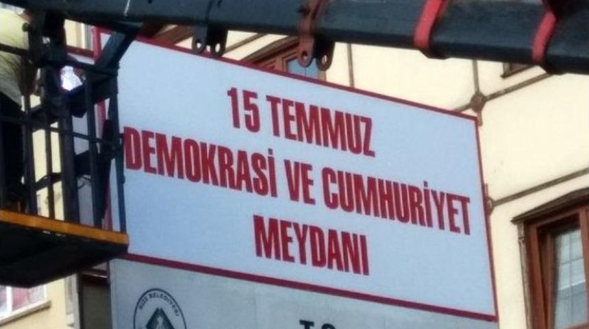 Meydana &rsquo;demokrasi Ve Cumhuriyet Meydanı&rsquo; Tabelası Asıldı