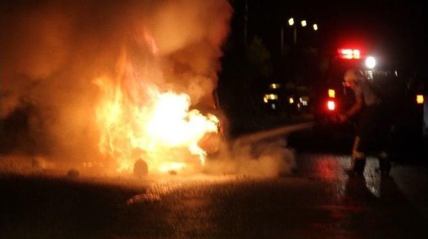 Fethiye&rsquo;de Otomobil Alev Topuna D&ouml;nd&uuml;