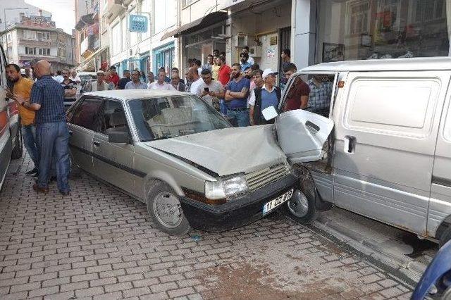 Bozüyük’te Ters Yönden Giren Araç Dehşet Saçtı, 3 Yaralı