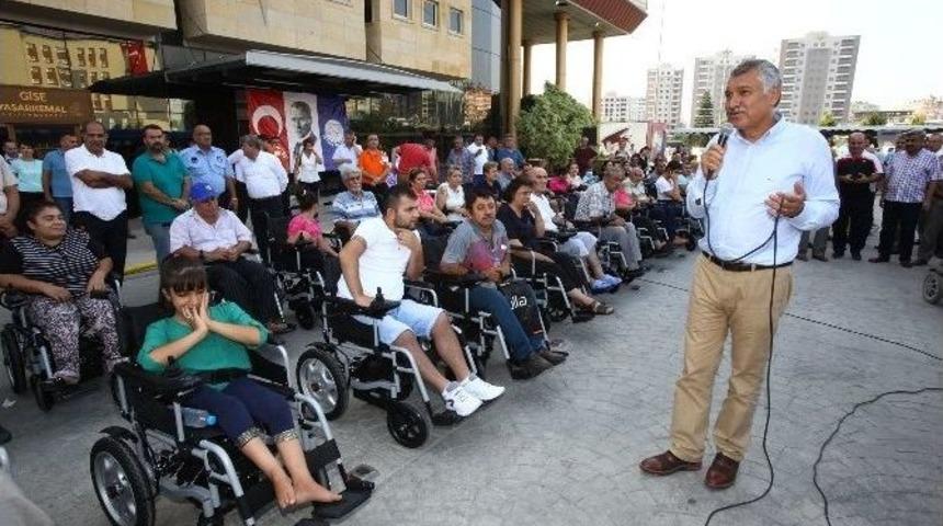 Seyhan&rsquo;da 100 Engelliye Ak&uuml;l&uuml; Tekerlekli Sandalye
