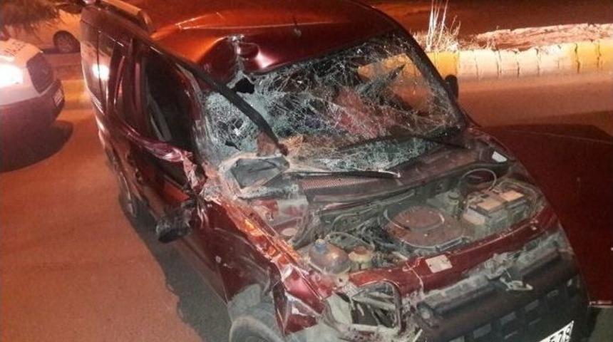 Hafif Ticari Ara&ccedil; Park Halindeki Kamyonete &Ccedil;arptı