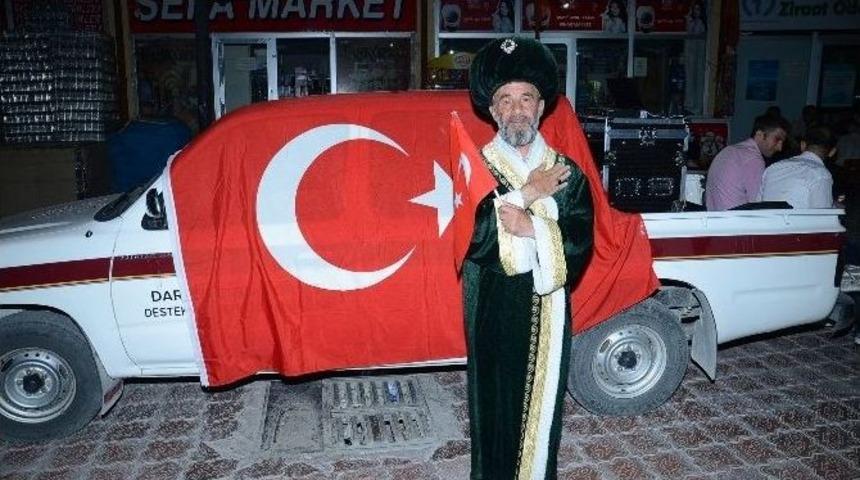 Tarihi Kıyafetiyle T&uuml;rbe T&uuml;rbe Geziyor