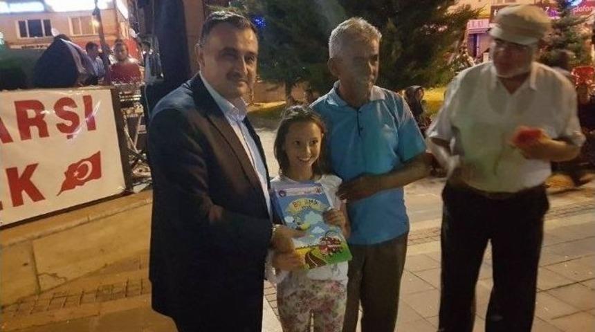 Başkan Cabbar, Demokrasi N&ouml;betinde &Ccedil;ocuklara Kitap Dağıttı