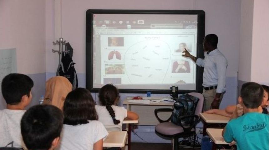 Bilgievlerinde &Ccedil;ocuklar İngilizce &Ouml;ğreniyor