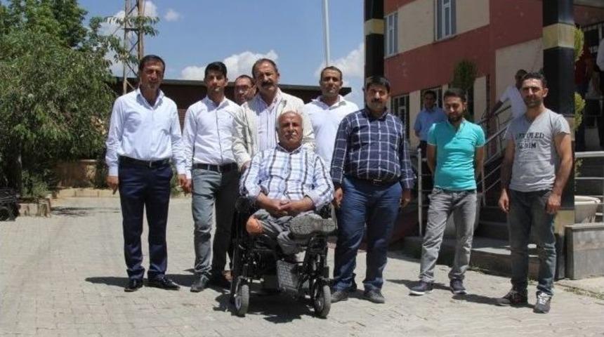 55 Yıldır Elleri &Uuml;zerinde Y&uuml;r&uuml;yen Vatandaşa Ak&uuml;l&uuml; Sandalye