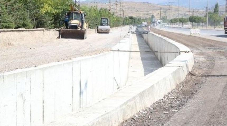 Başkan B&uuml;y&uuml;kkılı&ccedil;, Eğribucak Mahallesinde Taşkın Koruma Kanalı Ve Korkuluk