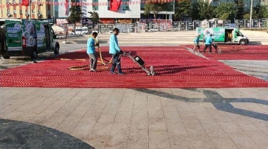 Demokrasi N&ouml;betinin Tutulduğu Alan 60 Kişilik Ekiple Temizleniyor