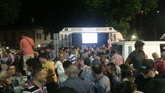 Bilecik’te Demokrasi Nöbetine Destekler Sürüyor