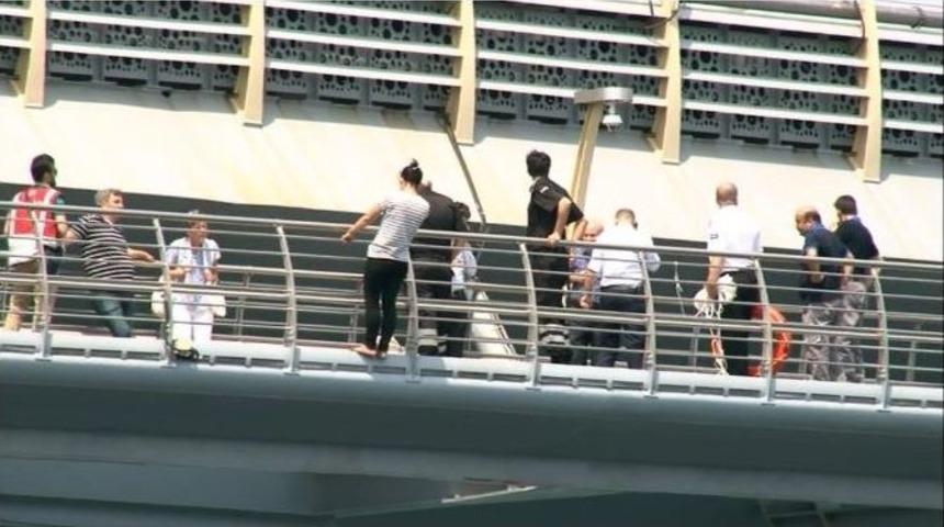 (&ouml;zel Haber) &Ccedil;ocuğunu G&ouml;remeyince İntihara Kalkışan Kadını Polis Kurtardı