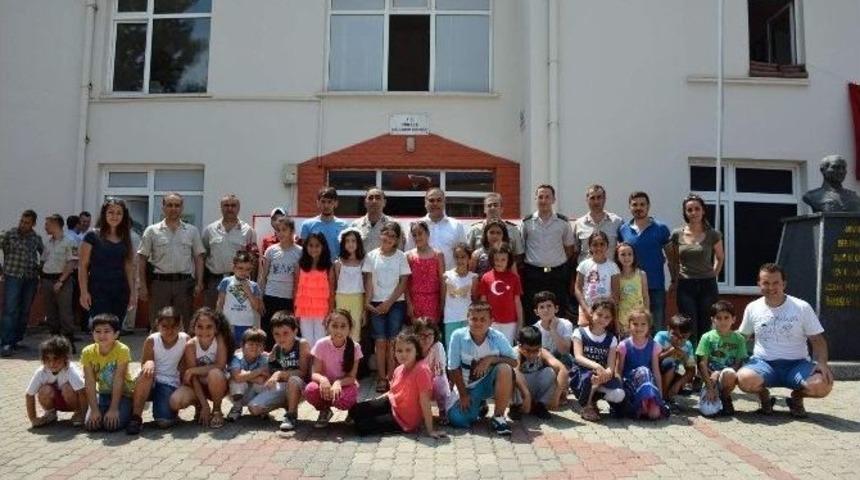 &Ouml;ğrencilerden Askere Moral Ziyareti