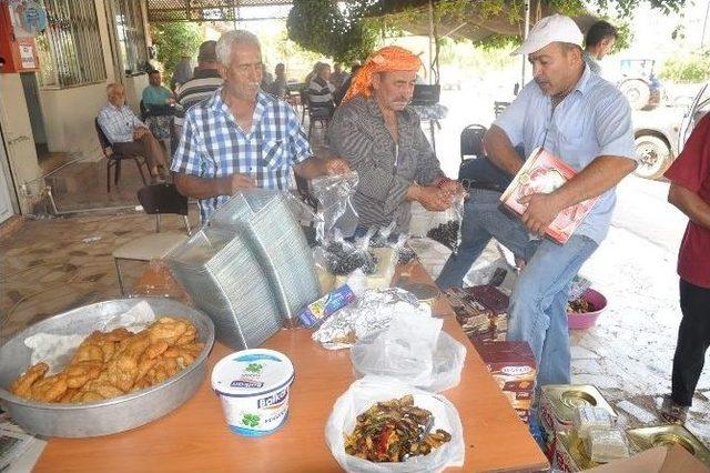 Köylüler Yangınla Savaşan Orman İşçilerine Yemek Temin Ediyor