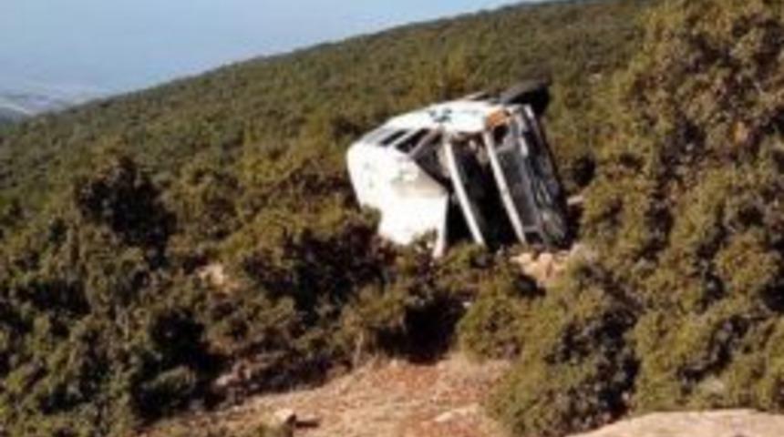 Şarampole U&ccedil;an Otomobilin S&uuml;r&uuml;c&uuml;s&uuml; &Ouml;ld&uuml;