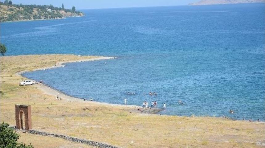 Sıcaktan Bunalanlar Van G&ouml;l&uuml; Sahillerine Akın Ediyor