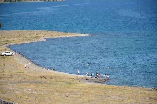 Sıcaktan Bunalanlar Van Gölü Sahillerine Akın Ediyor