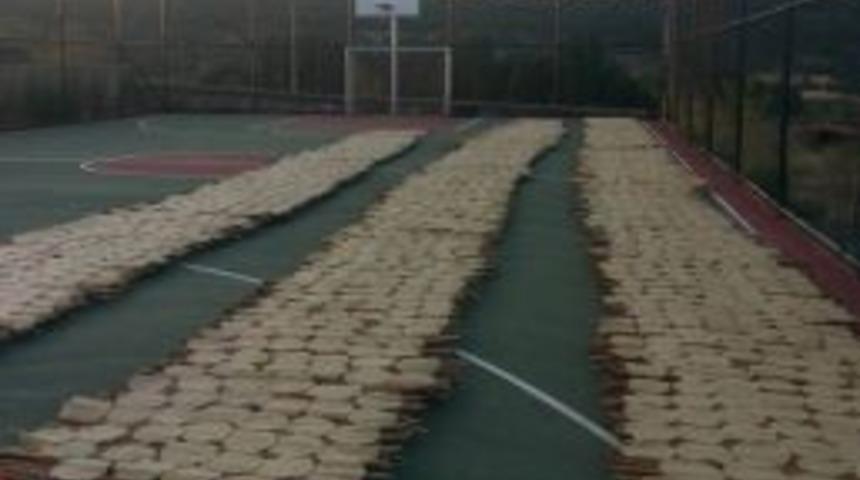 Beyşehir&rsquo;de Spor Sahasında Tarhana Kurutuluyor