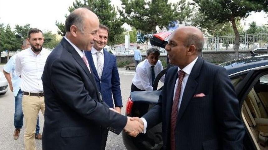 Sri Lanka B&uuml;y&uuml;kel&ccedil;isi Pakeer Mohiden Amza, Vali Azizoğlu&rsquo;nu Ziyaret Etti