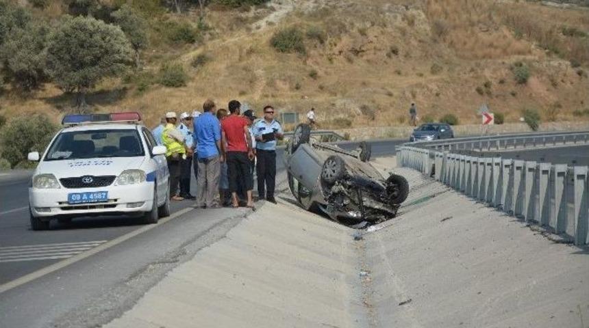 S&ouml;ke&rsquo;de Otomobil Bariyerlere &Ccedil;arpıp Takla Attı: 3 Yaralı