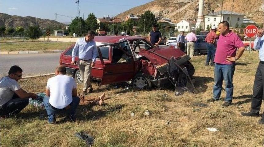Sivas’ta Otomobil İle Hafif Ticari Araç Çarpıştı: 2 Yaralı