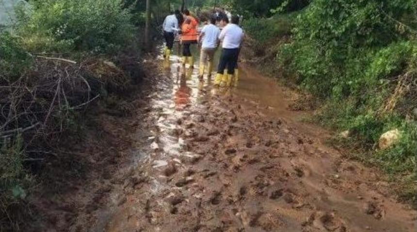 Antalya&rsquo;da Sağanak Yağış Sele Neden Oldu