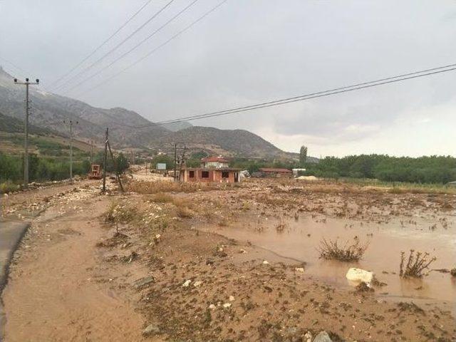 Antalya’da Sağanak Yağış Sele Neden Oldu