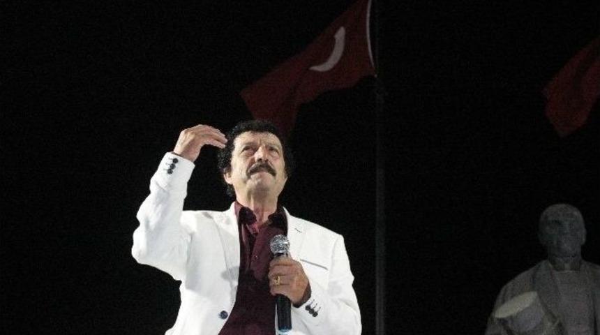 Demokrasi N&ouml;beti Konser İle S&uuml;r&uuml;yor