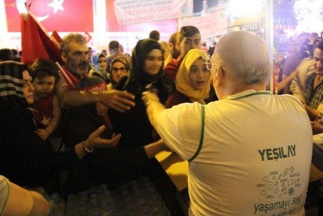 Yeşilay, Bursa’da Demokrasi Nöbetçilerini Yalnız Bırakmadı