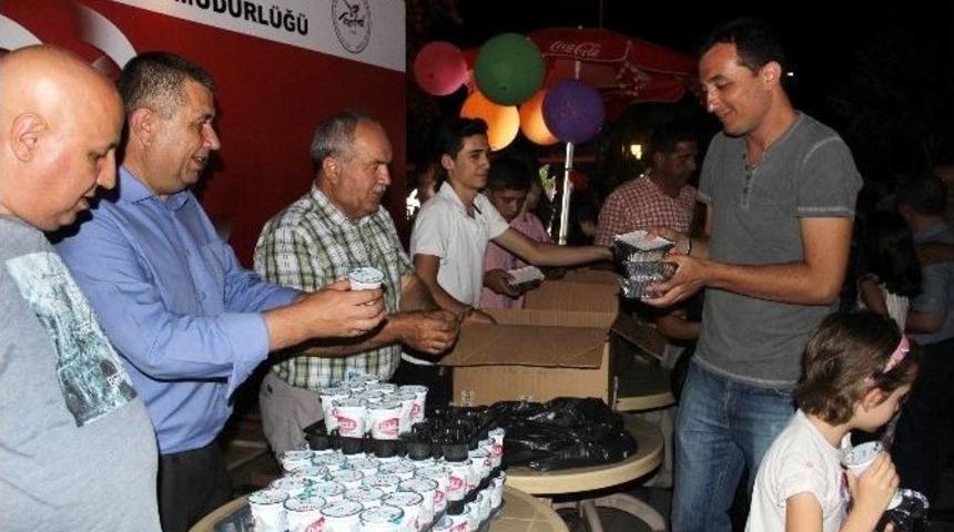 Demokrasi Bek&ccedil;ilerine Pilav Dağıtıldı