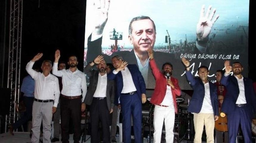 Demokrasi Nöbetinde Protokol Üyeleri İlahi Söyledi
