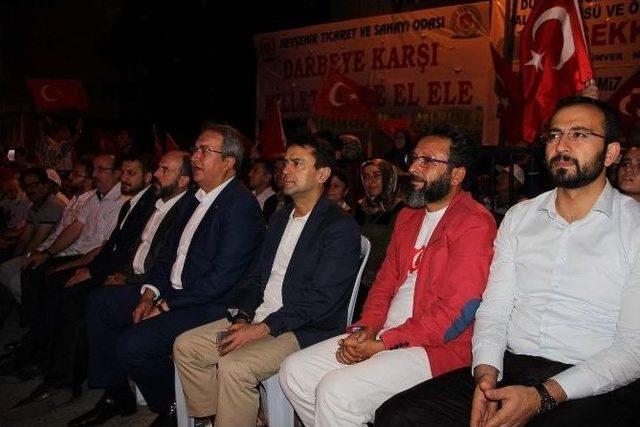 Demokrasi Nöbetinde Protokol Üyeleri İlahi Söyledi