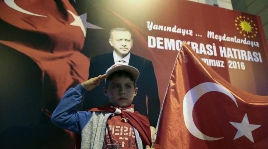 Darbe Ve Darbecilere Karşı Milletimiz Tek Yumruk