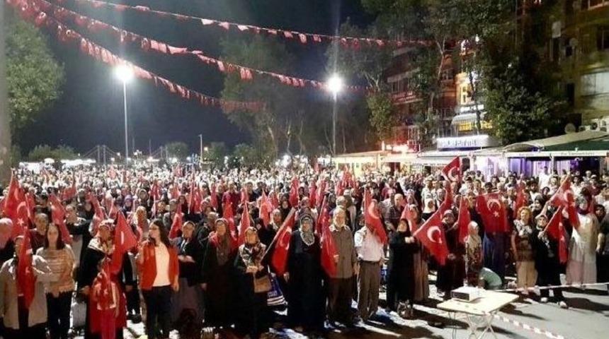 Bandırma&rsquo;daki Demokrasi N&ouml;betinde B&uuml;y&uuml;k Coşku