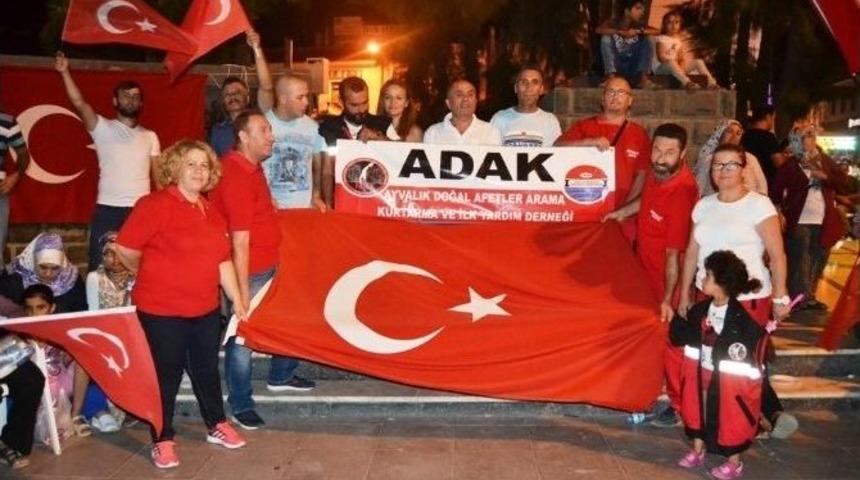 Ayvalık&rsquo;ta Demokrasi N&ouml;betleri S&uuml;r&uuml;yor