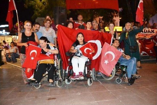 Ayvalık&rsquo;ta Demokrasi N&ouml;betleri S&uuml;r&uuml;yor 1