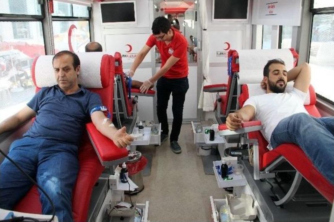 Elazığlılar &lsquo;demokrasi N&ouml;betinde&rsquo; Bin &Uuml;nite Kan Bağışladı