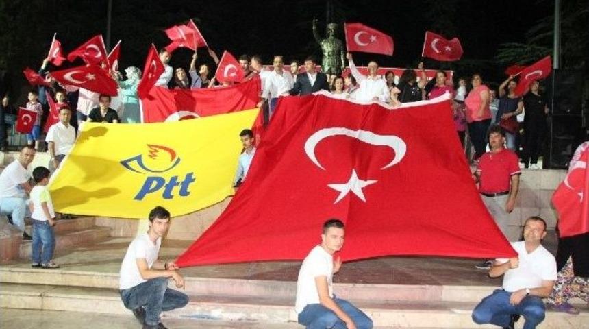 Ptt &Ccedil;alışanlarından Demokrasi N&ouml;betine Destek