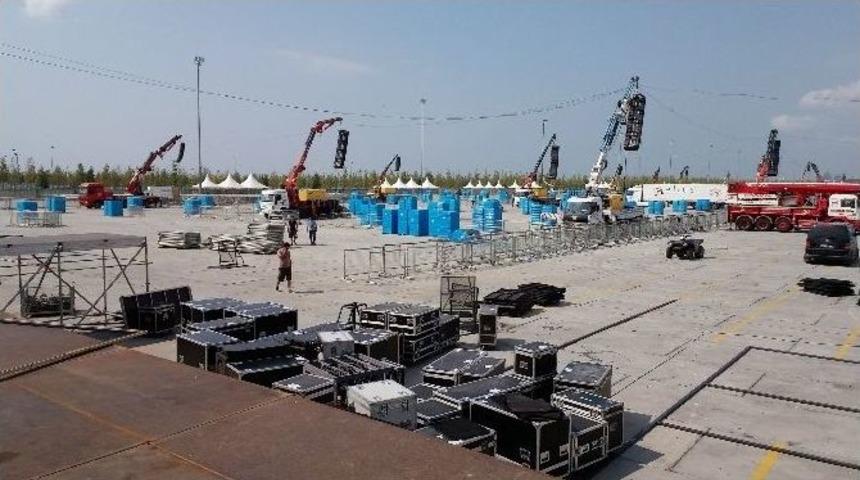 Yenikapı&rsquo;da "demokrasi Ve Şehitler Mitingi" İ&ccedil;in Hazırlıklar S&uuml;r&uuml;yor