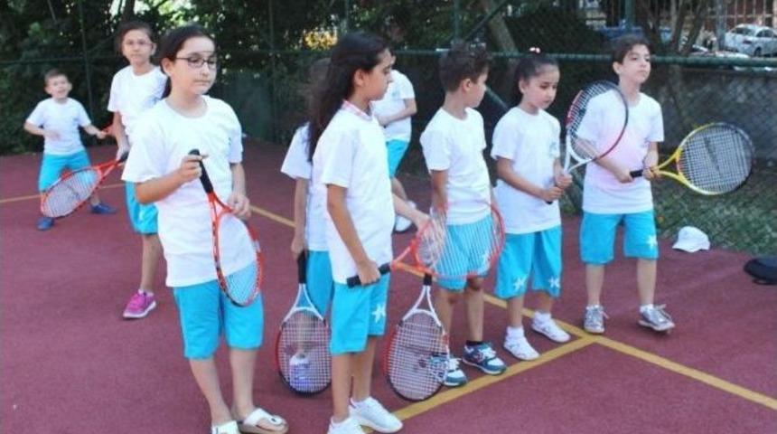 K&uuml;&ccedil;&uuml;k&ccedil;ekmeceli &Ccedil;ocuklar Tenisle Eğlendi