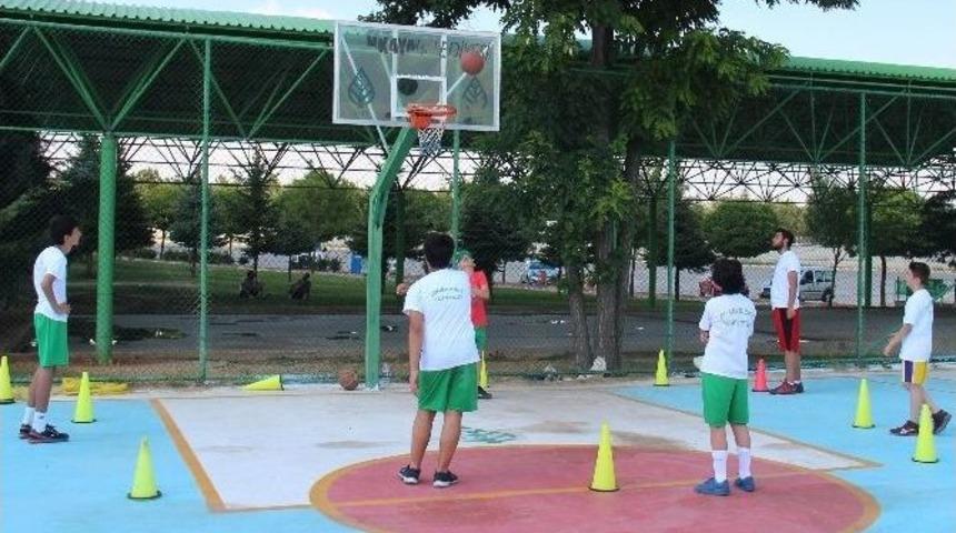 &Ccedil;ocuklar Sporla Dolu Bir Yaz Ge&ccedil;iriyorlar