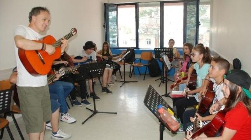 Yaz D&ouml;nemi Kurslarında Gitar &Ccedil;almayı &Ouml;ğreniyolar