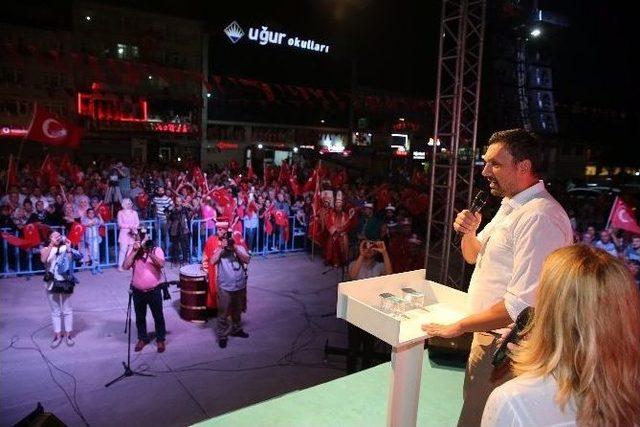 Ümraniye Şehitler Meydanı’da Milli İrade Nöbeti’ne Devam