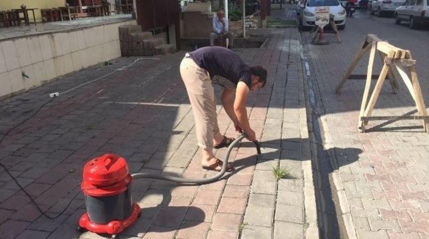Batmanlı Esnaf Elektrikli S&uuml;p&uuml;rgeyle Kaldırımları Temizliyor
