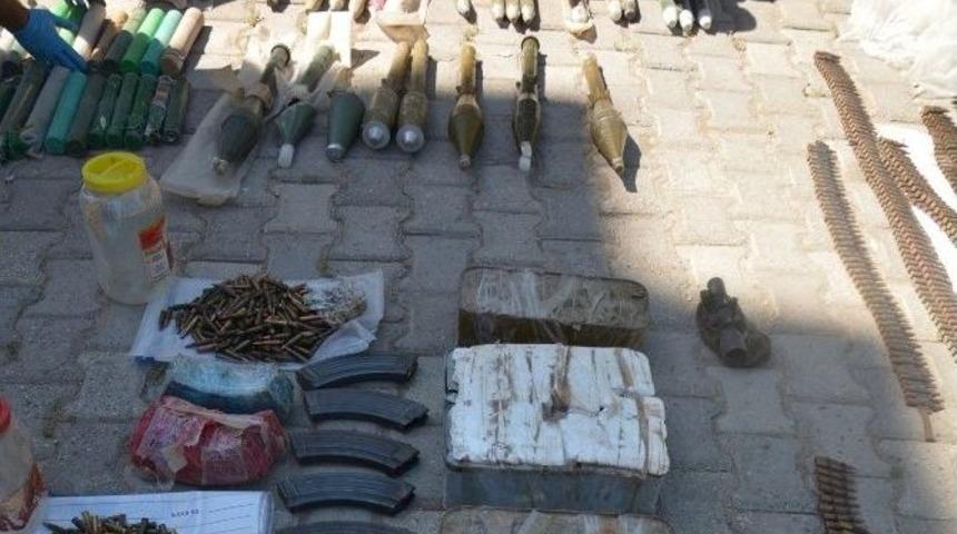 Derik&rsquo;te Pkk&rsquo;ya Ait Silah Ve M&uuml;himmat Ele Ge&ccedil;irildi