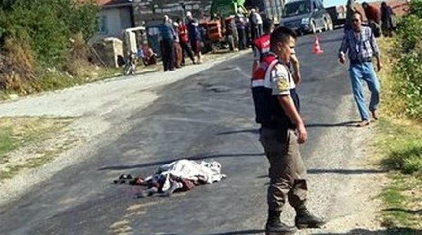 Uşak&rsquo;ta Trakt&ouml;rden D&uuml;şen Eşini Ezdi