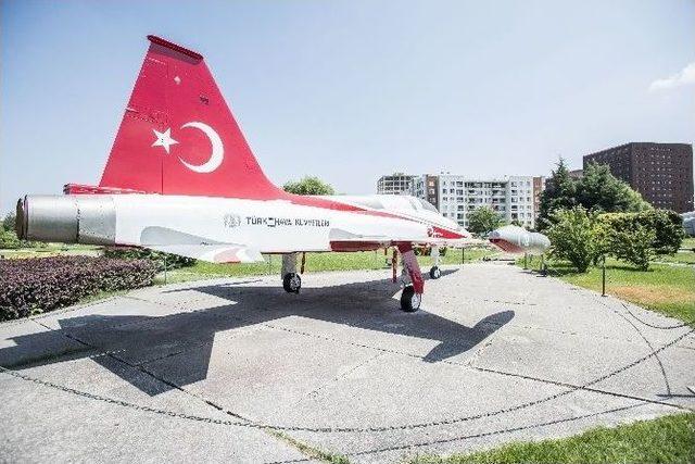 Anadolu Üniversitesi Havacılık Parkı’nda Bir Türk Yıldızı