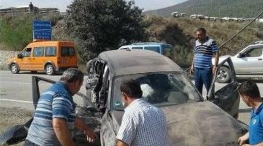 Otomobil İle Tır &Ccedil;arpıştı: 2 Yaralı