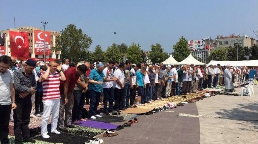 Sakaryalılar Kent Meydanında Son Cuma Namazını Kıldı